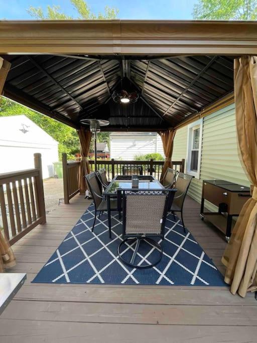 Cozy Mosaic Cottage Eastlake Exterior photo